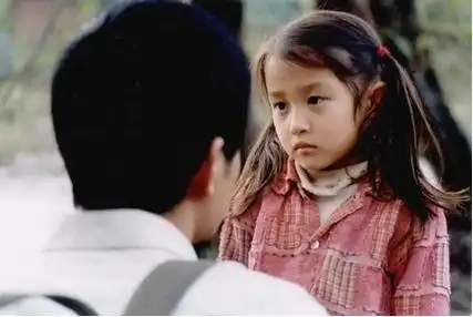 中,头发梳成两条马尾辫,并且束上小蝴蝶结,关晓彤小时候其实拥有一张