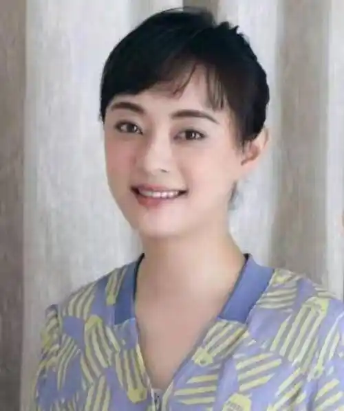 孙俪宅家发福真胖不少,穿印花裙水桶腰抢镜,长发圆脸差点认不出_锻炼