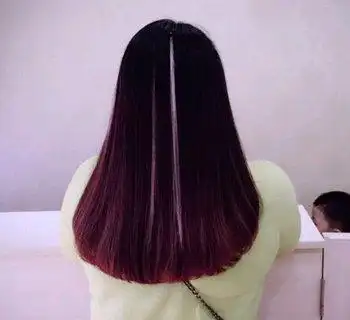 漂染一绺粉色头发造型 黑色挑染一缕粉色发型