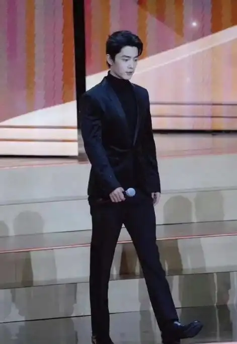 当32岁肖战跟41岁胡歌站一起,我才彻底明白,什么叫顶级骨相