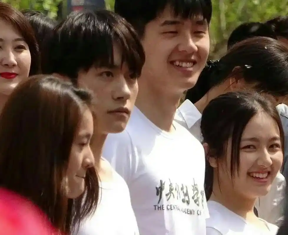 易烊千玺和刘昊然同框的画面,让旁边的两个女生笑的合不融嘴.