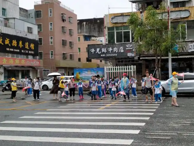 初心不改,风雨中坚守——记第一周新港街道渔村小学爱心家长志愿者.