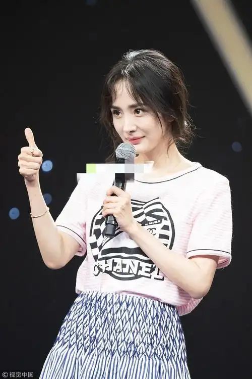 杨幂小清新造型示人状态佳娇羞甜笑