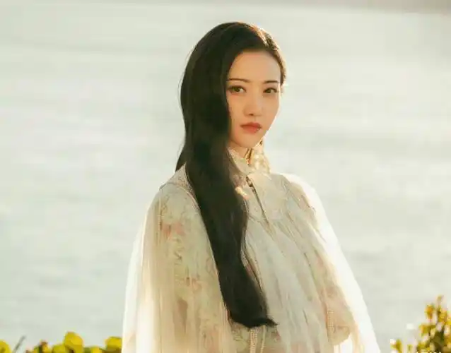 都说司藤成就了景甜但看她拍摄期间的模样很难不让人心动