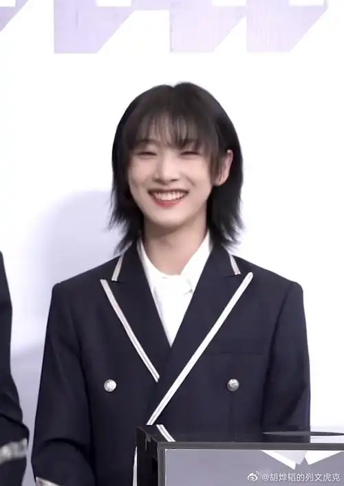 胡烨韬外表看起来特别像女生不只是因为长发和骨架小吧