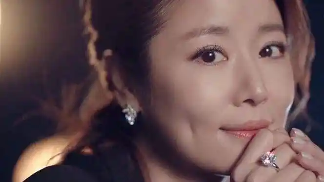 原创46岁林心如状态回春拍时尚写真大秀女性魅力曼妙身姿太抢镜