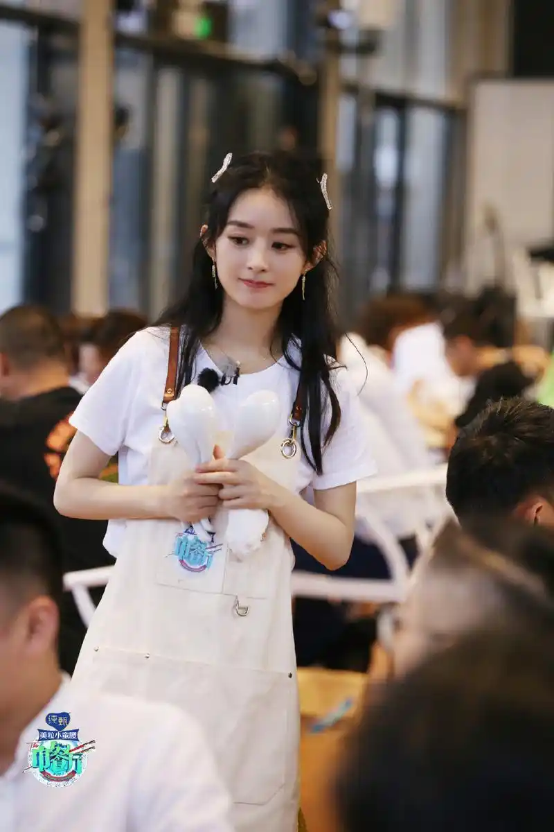 简介:赵丽颖《中餐厅第四季》第十期剧照图片,分享一组赵丽颖图片给