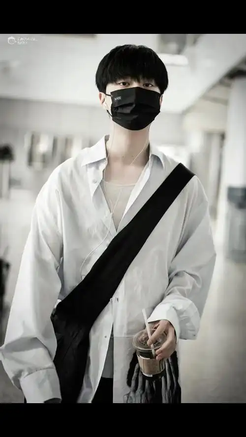 还有探头的小表情戴口罩也挡不住的可爱 私服才是yyds #范丞丞  #机场