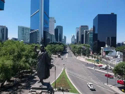 这是3月24日航拍的墨西哥首都墨西哥城城市干道(无人机照片).