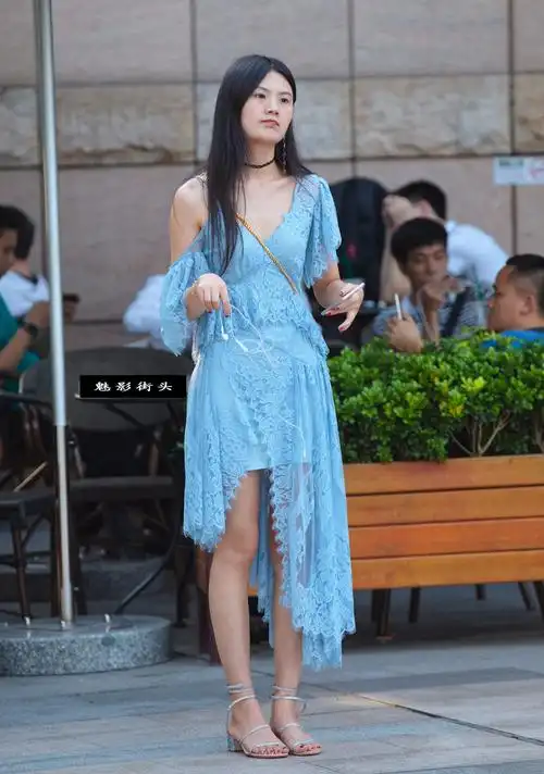 穿蓝色连衣裙的美女长的漂亮,气质优雅,真相上去对她表白