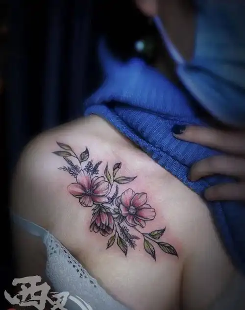 胸前彩色素花纹身图片_胸部颈部水彩素花纹身图案