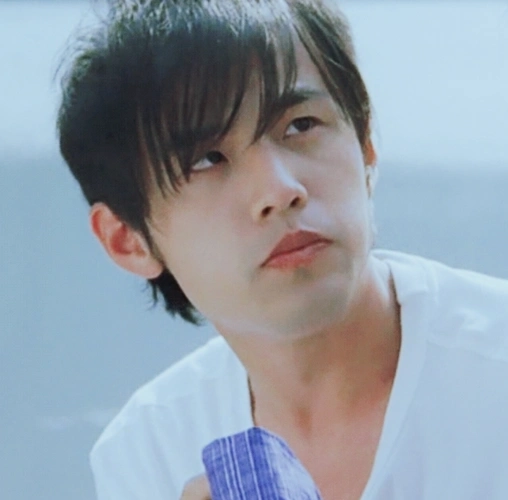 周杰伦自曝年轻时留过懒羊羊同款发型,看到昔日旧照,颜值巅峰!