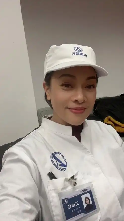 史可跟老公游西湖合影,57岁素颜真实不假,纯天然老了就是漂亮!