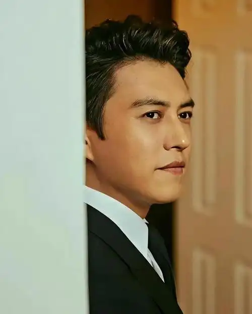 演员靳东参加两会引全网热议,身份显赫备受瞩目!