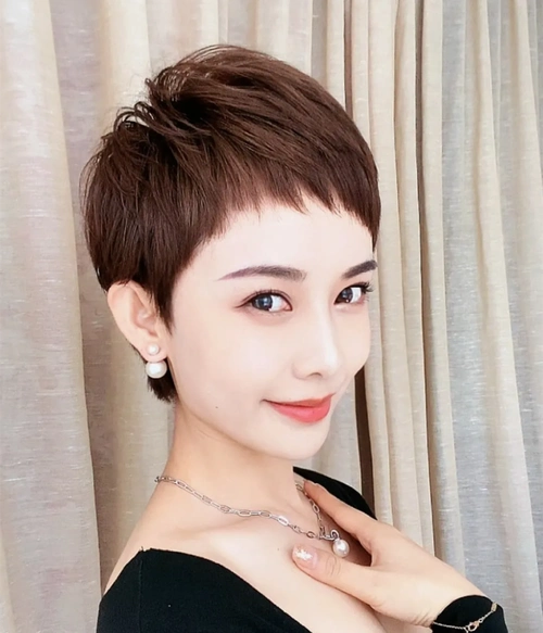 有这4个特征的女人,最好不要留短发,不仅显脸大而且显容易显老插图8