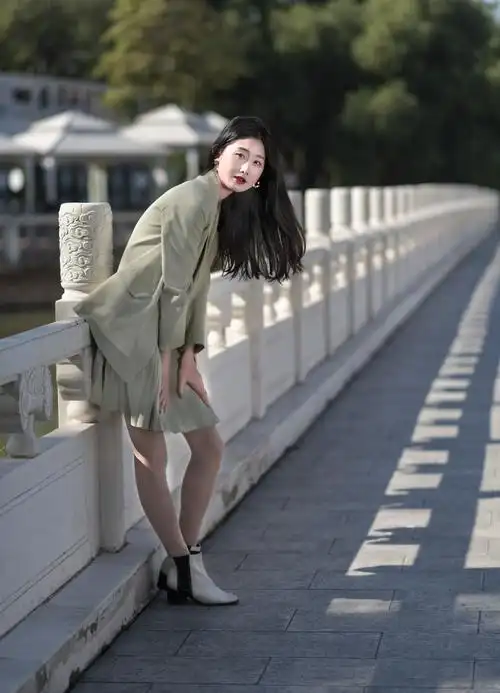 学拍人像桥边姑娘