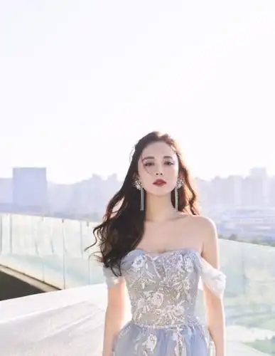 古力娜扎穿薄纱露肩刺绣裙,宛如人间仙子|古力娜扎|薄纱|刺绣_新浪