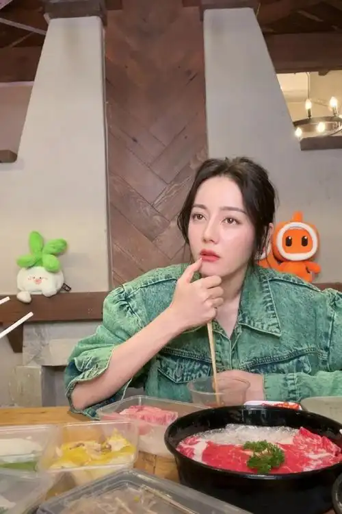 是的 变得更可爱了用的右手吃饭@dear-迪丽热巴#迪丽热巴吃火锅plog