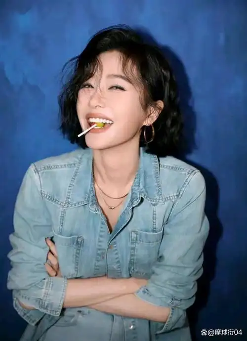 秦岚引领时尚潮流,大胆尝试短发羊毛卷,展现个性魅力