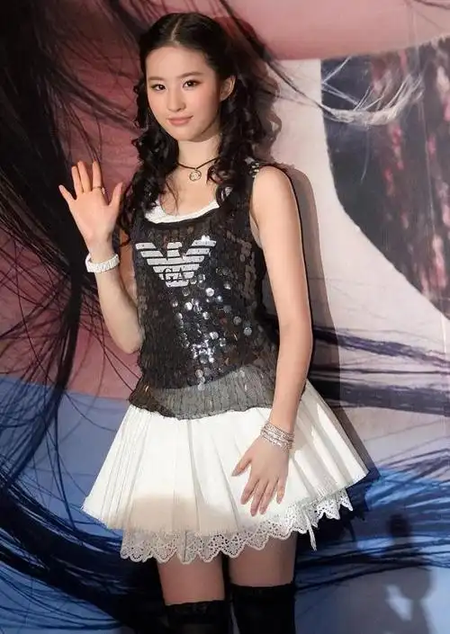 刘亦菲妈妈刘晓莉:两婚两离,至今单身,长得比女儿还漂亮