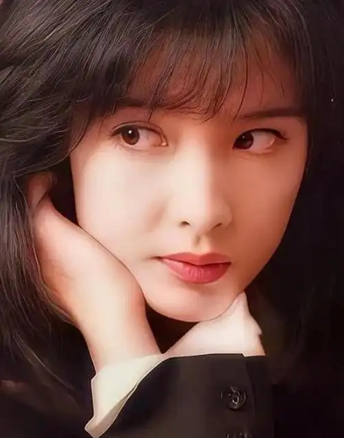 周慧敏:恋爱20年才结婚,给猫取名"周慧豹"当儿子,54岁无子女