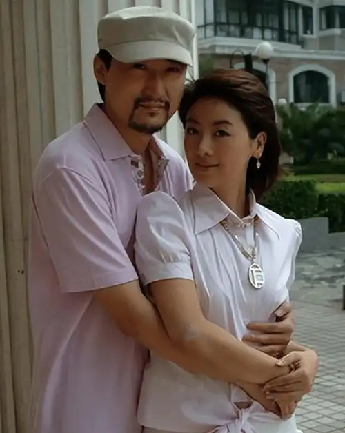 和第一任丈夫之间出现感情问题后,小李琳也曾尝试过去挽回,只可惜,和