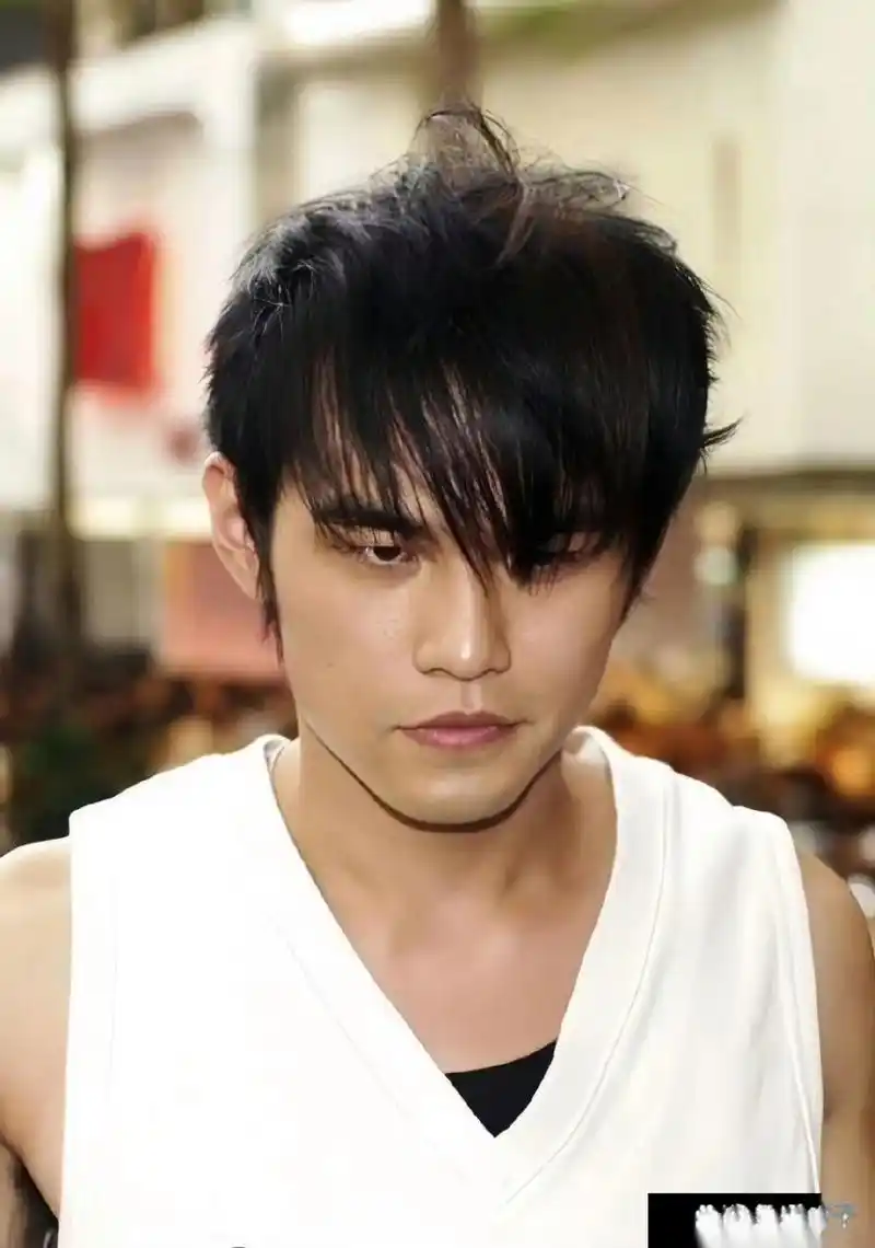 2004年,周杰伦《七里香》专辑签唱会,这帅气逼人的气质.