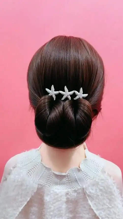 分享一款阔太太发型,真是太简单了,提升了很多气质