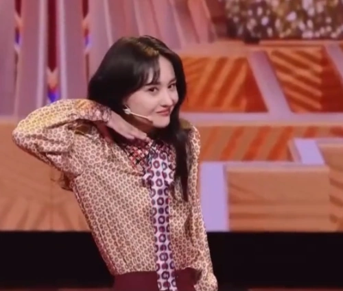 郑爽或首登央视春晚|郑爽上央视综艺康慧同框卫衣白裙超还原嫩背楚