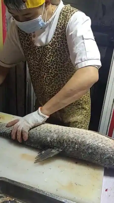 特色无骨鱼片我要买长袖工作服了冬天杀鱼手爽歪歪手艺人杀鱼刀工纯