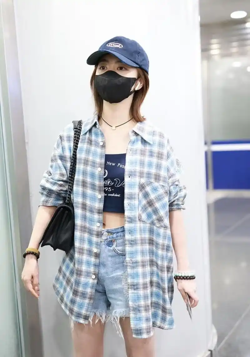 谭松韵现身机场,穿"二分裤"时髦洋气,真实腿型一目了然!