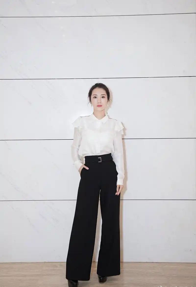 李念真会装嫩穿蓝色格子西服套装干练时尚扎丸子头发型更减龄