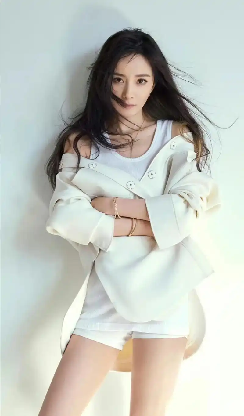 杨幂艺术写真美照,身姿卓越,曲线玲珑.杨幂身材非常好,曲线优 - 抖音