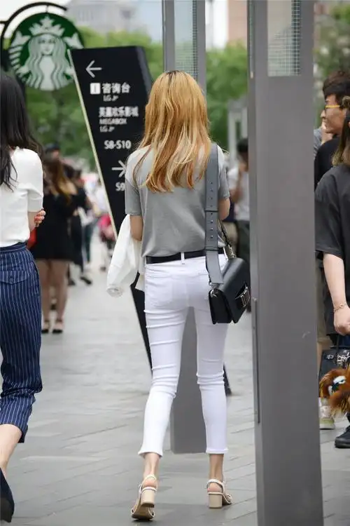 白色低腰紧身牛仔裤九分长度搭配粗跟凉鞋姑娘真会穿