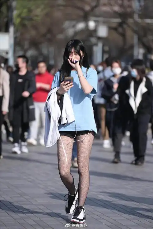 搭配黑白色的运动鞋,要是选择高跟鞋,会不一样|丝袜|运动鞋|黑白色