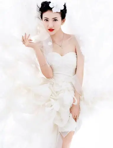 景甜演绎甜美婚纱 纯美烂漫优雅似仙女