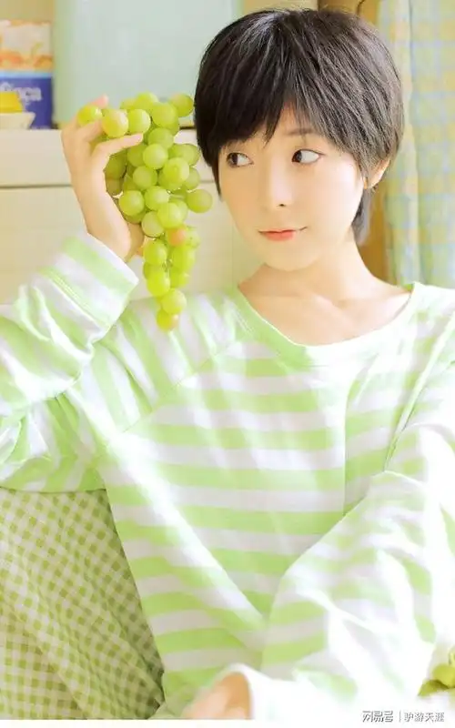 盛夏短发少女清爽薄荷绿唯美靓丽