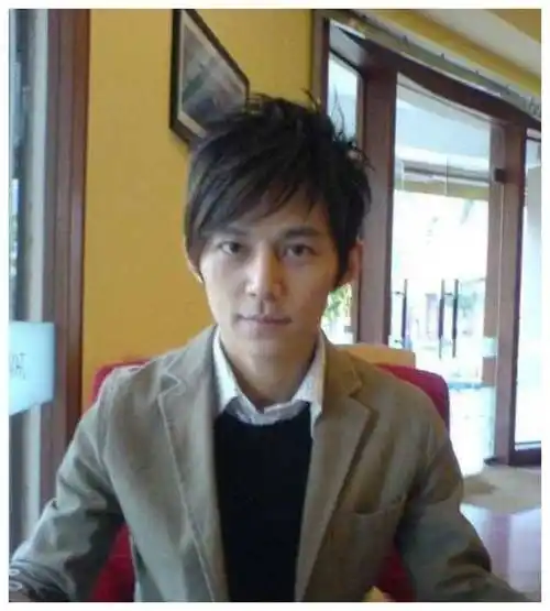 何炅在北外任教时的照片这也太年轻潇洒了吧简直不要太帅