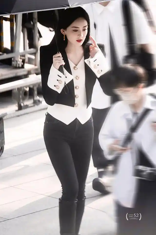 古力娜扎新剧开拍,身穿西装牛仔裤目测90斤,独自撑伞变女王!