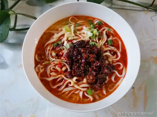 冬季还是这样吃面条过瘾,东北家常麻辣面的做法,麻辣鲜香又开胃