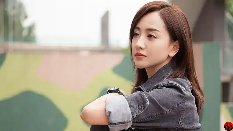 《沙海》中贪恋男色的美女医生梁湾,曾自曝4岁时遭熟人猥亵