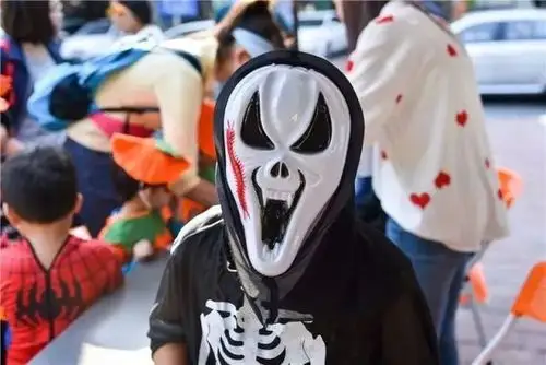 也可以是温情的"猛鬼学院"和可爱的小鬼趴嘛谁说万圣节就是恐怖的鬼屋