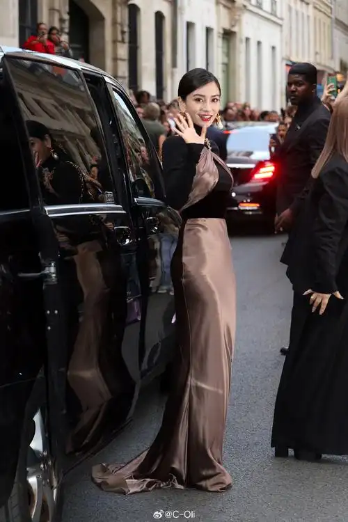 angelababy超话杨颖昨日受邀出席#巴黎时装周#的外媒街拍原图,她的