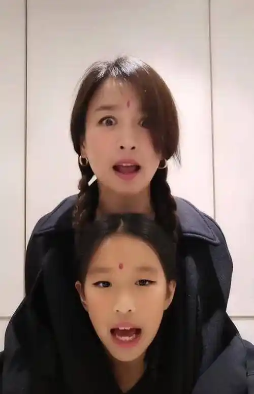 原创张庭女儿皮肤黝黑穿着破旧10岁撞脸宋小宝被嘲最丑星二代