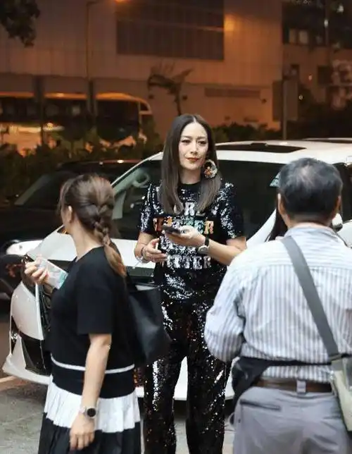 原创任达华的老婆真有港姐范这么难驾驭的绿色短裙也能穿出高级感