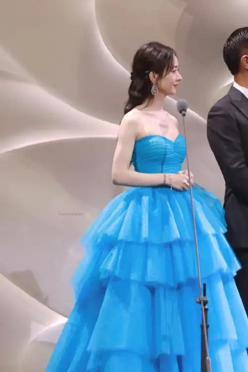 赵丽颖超话|#赵丽颖明蓝色公主蛋糕裙#20201018 | 金鹰颁奖晚会 | 6p