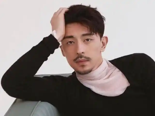 当男星有了胡子:邓伦秒变大叔,陈伟霆帅成男神,而他竟撞脸张翰