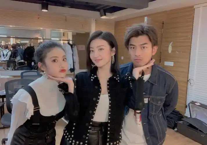 三人合照好范本!景甜晒与陈柏霖赖雨蒙可爱合照