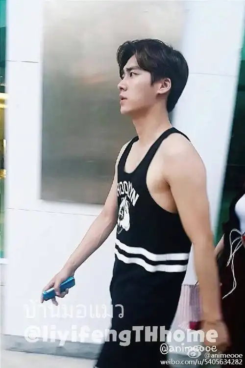 [李易峰][新闻]150220 李易峰性感黑背心 秀胳膊露肌肉