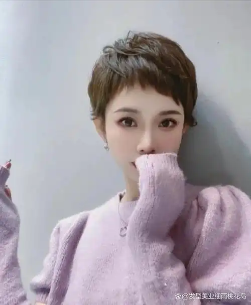 锯齿刘海搭配短发真的可爱又俏皮,"锯齿头"就是人们常说的"狗啃头"